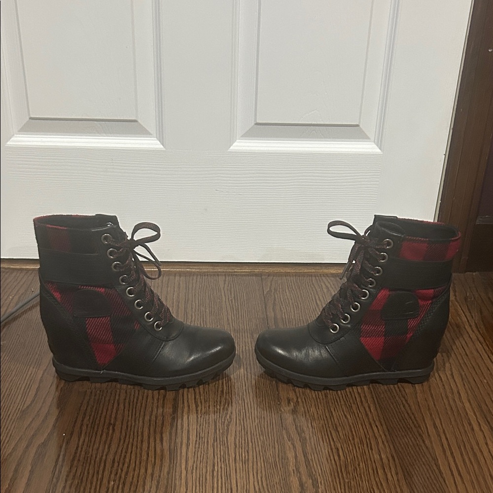 Sorel Black and Red buffalo plaid Lexie wedge lace up boots 7.5